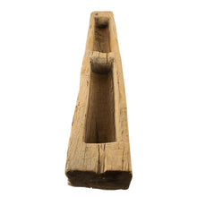 Cargar imagen en el visor de la Galería, Comedero primitivo de madera de sabino del siglo XIX
