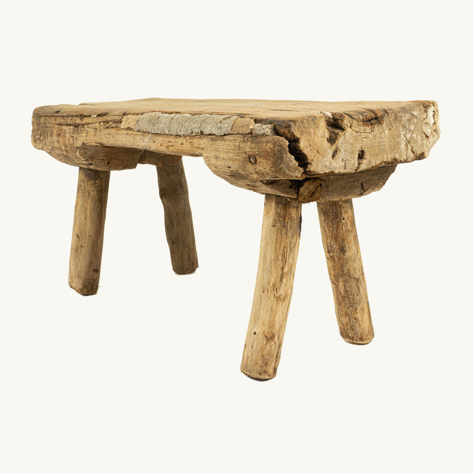 Mesa baja / banco rectangular de madera de cedro encontrado en Yucatán,  finales del siglo XIX.
