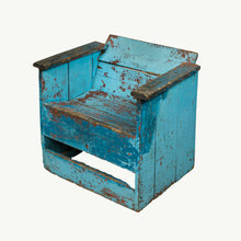 Cargar imagen en el visor de la Galería, Colorida silla encontrada en el sur del pais.
