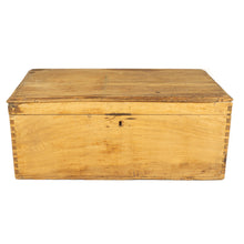 Cargar imagen en el visor de la Galería, Baúl de madera de sabino encontrado en Oaxaca / Sur de México, finales del siglo XIX.
