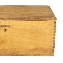 Cargar imagen en el visor de la Galería, Baúl de madera de sabino encontrado en Oaxaca / Sur de México, finales del siglo XIX.
