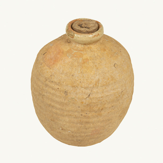 Botijuela de ceramica vidriada encontrada en el sur de México, mediados del siglo XVIII.