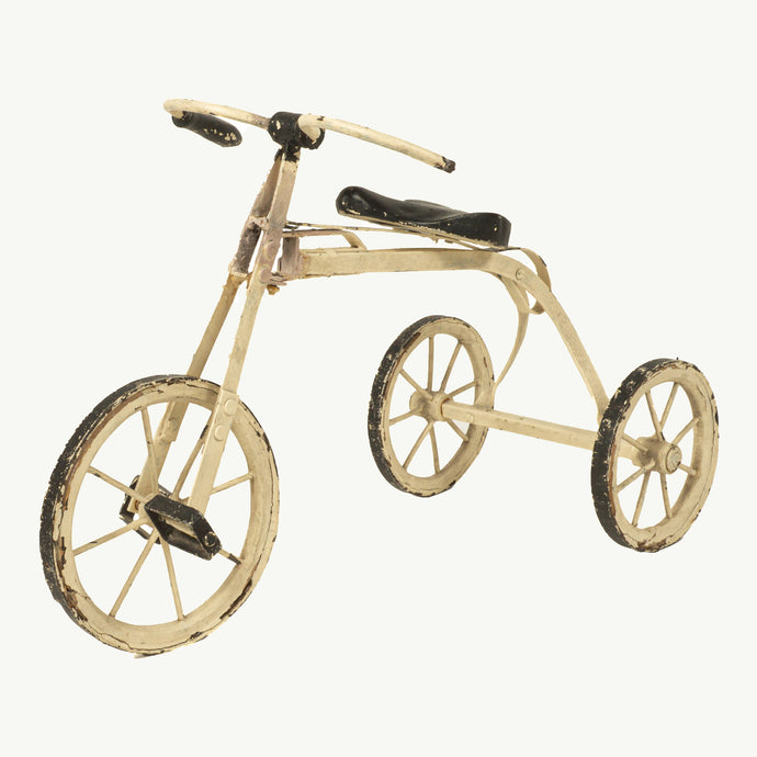 Antiguo triciclo miniatura de hierro, principios del siglo XX.