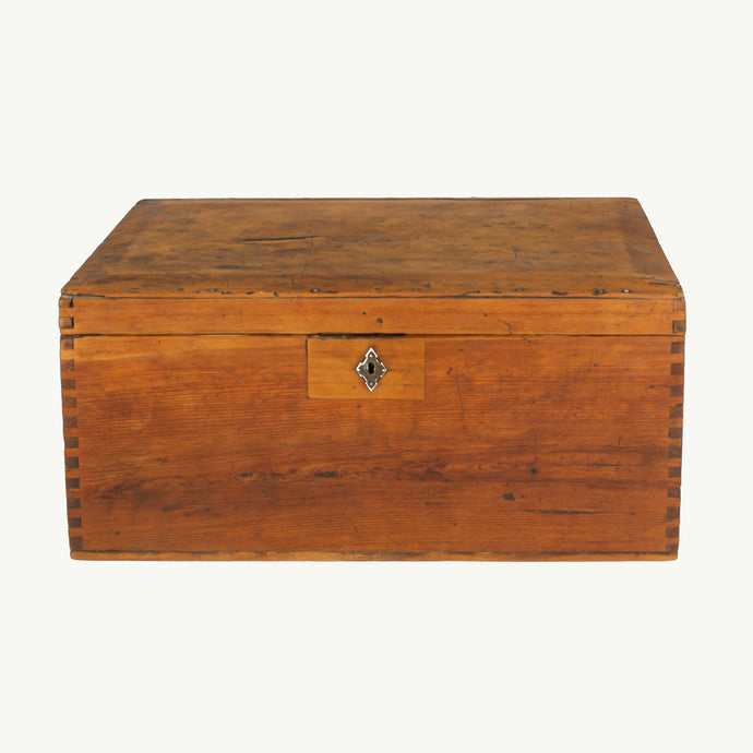 Baúl hecho a mano de madera de sabino de finales del siglo XIX encontrado en Oaxaca.