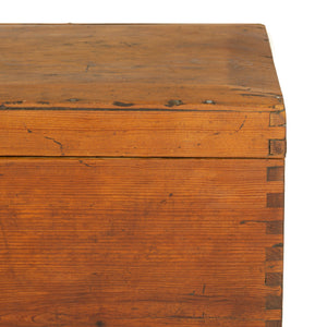 Baúl hecho a mano de madera de sabino de finales del siglo XIX encontrado en Oaxaca.