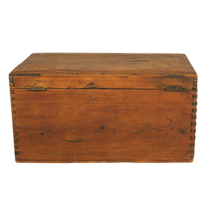 Baúl hecho a mano de madera de sabino de finales del siglo XIX encontrado en Oaxaca.