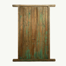 Cargar imagen en el visor de la Galería, Hermosa ventana de madera de pino encontrada en pequeño pueblo cerca de Paracho, Michoacán.
