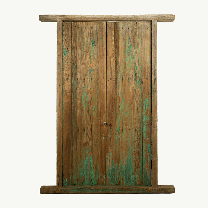 Hermosa ventana de madera de pino encontrada en pequeño pueblo cerca de Paracho, Michoacán.