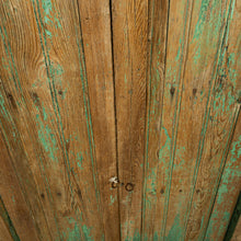 Cargar imagen en el visor de la Galería, Hermosa ventana de madera de pino encontrada en pequeño pueblo cerca de Paracho, Michoacán.

