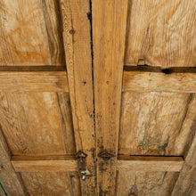 Cargar imagen en el visor de la Galería, Hermosa ventana de madera de pino encontrada en pequeño pueblo cerca de Paracho, Michoacán.
