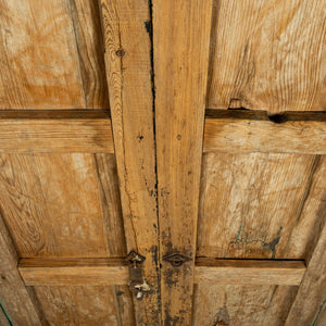 Hermosa ventana de madera de pino encontrada en pequeño pueblo cerca de Paracho, Michoacán.
