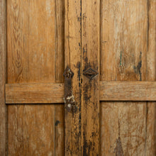 Cargar imagen en el visor de la Galería, Hermosa ventana de madera de pino encontrada en pequeño pueblo cerca de Paracho, Michoacán.
