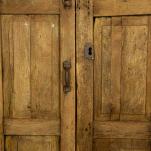 Cargar imagen en el visor de la Galería, Increíble par de puertas de madera solida de mezquite, mediados del siglo XIX.
