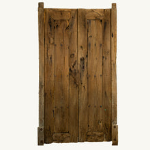 Cargar imagen en el visor de la Galería, Excepcional puerta de madera de mezquite con clavos de forja de medidados del siglo XIX.
