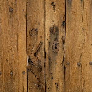 Excepcional puerta de madera de mezquite con clavos de forja de medidados del siglo XIX.