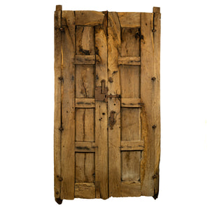 Excepcional puerta de madera de mezquite con clavos de forja de medidados del siglo XIX.