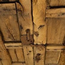Cargar imagen en el visor de la Galería, Excepcional puerta de madera de mezquite con clavos de forja de medidados del siglo XIX.

