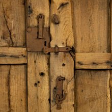 Cargar imagen en el visor de la Galería, Excepcional puerta de madera de mezquite con clavos de forja de medidados del siglo XIX.
