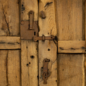 Excepcional puerta de madera de mezquite con clavos de forja de medidados del siglo XIX.